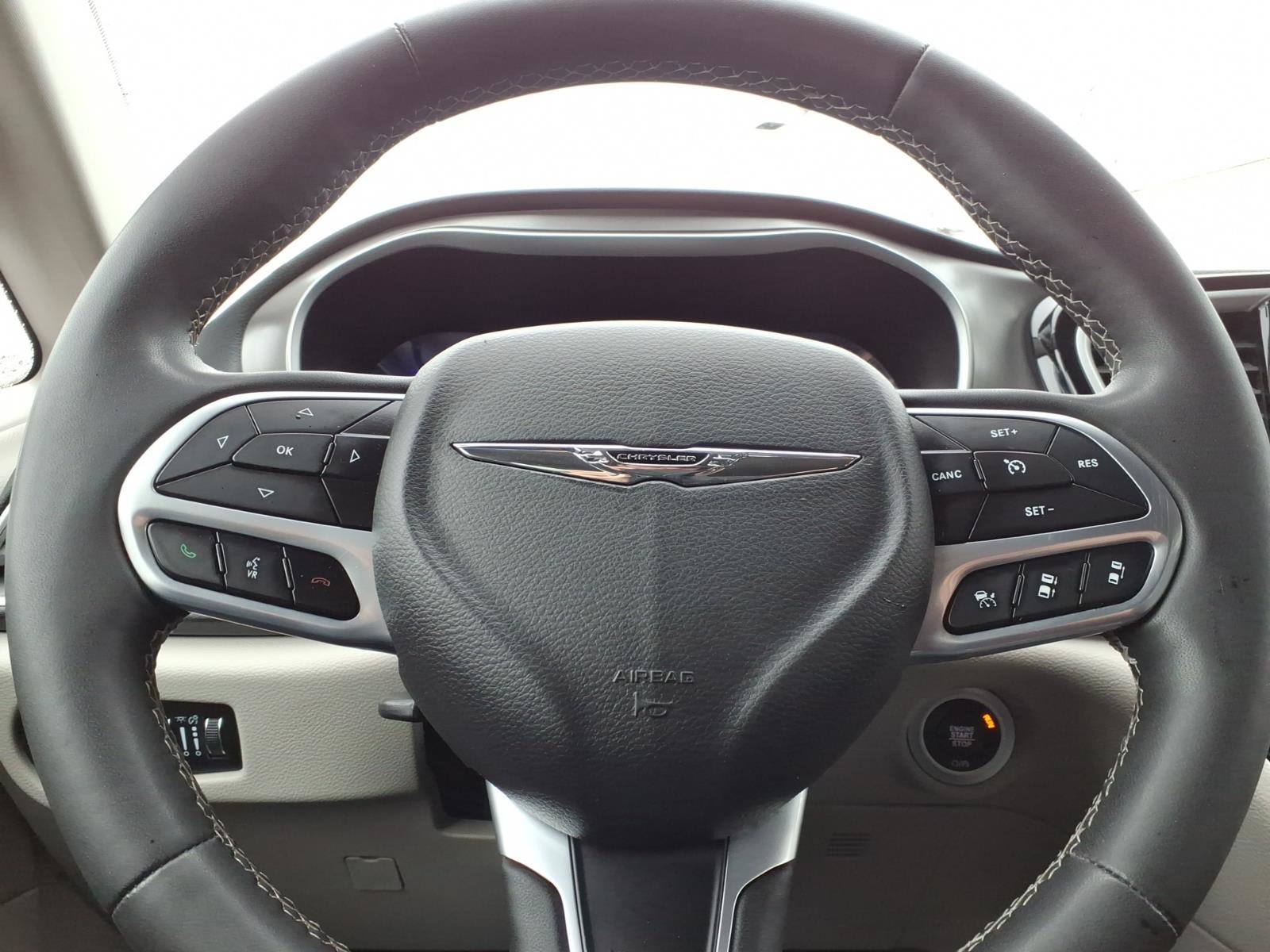 Used 2023 Chrysler Pacifica Touring-L image 27