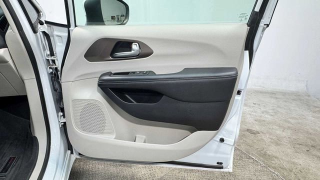 Used 2022 Chrysler Voyager LX image 24