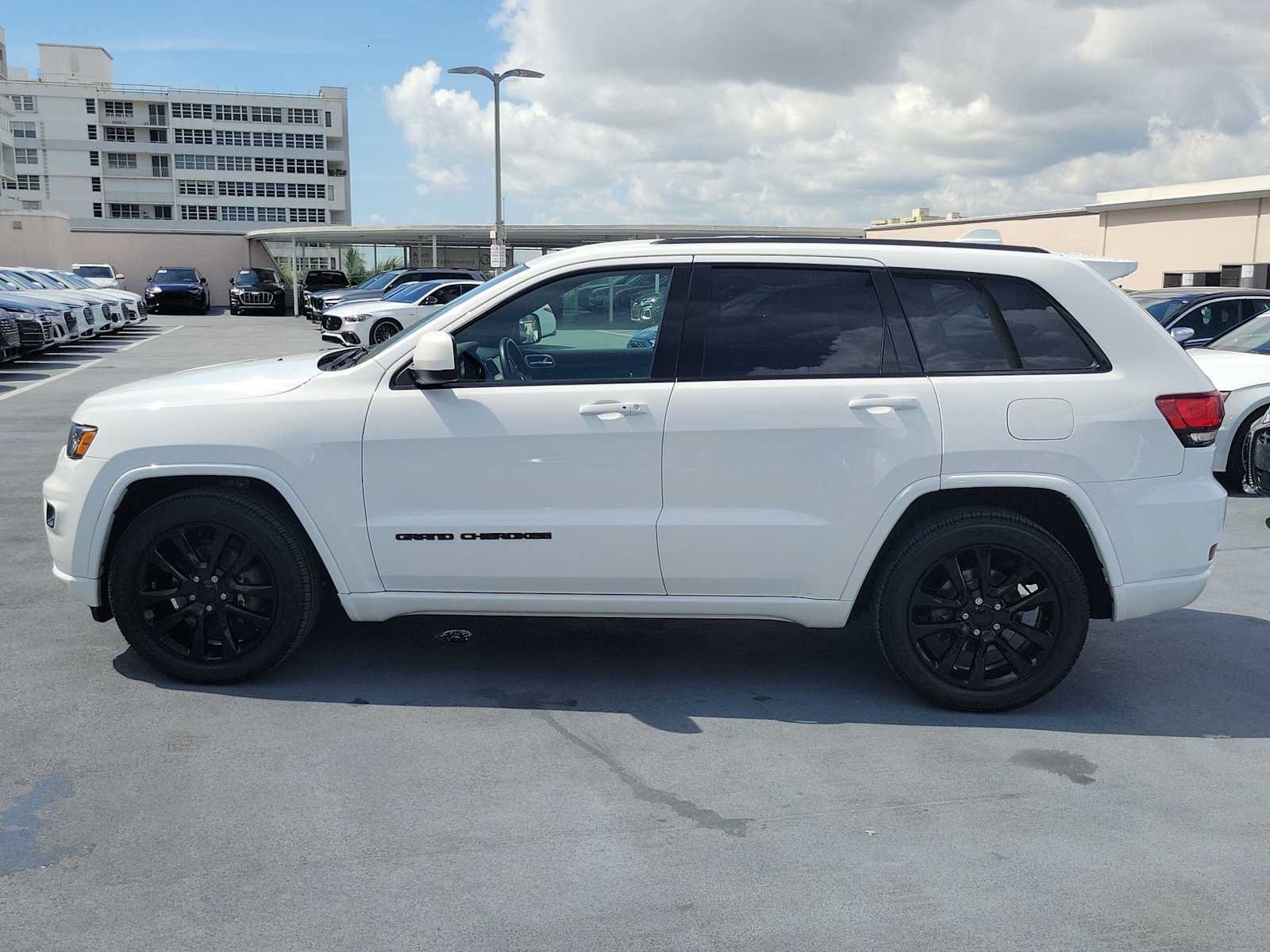 Used 2020 Jeep Grand Cherokee Altitude RWD image 3