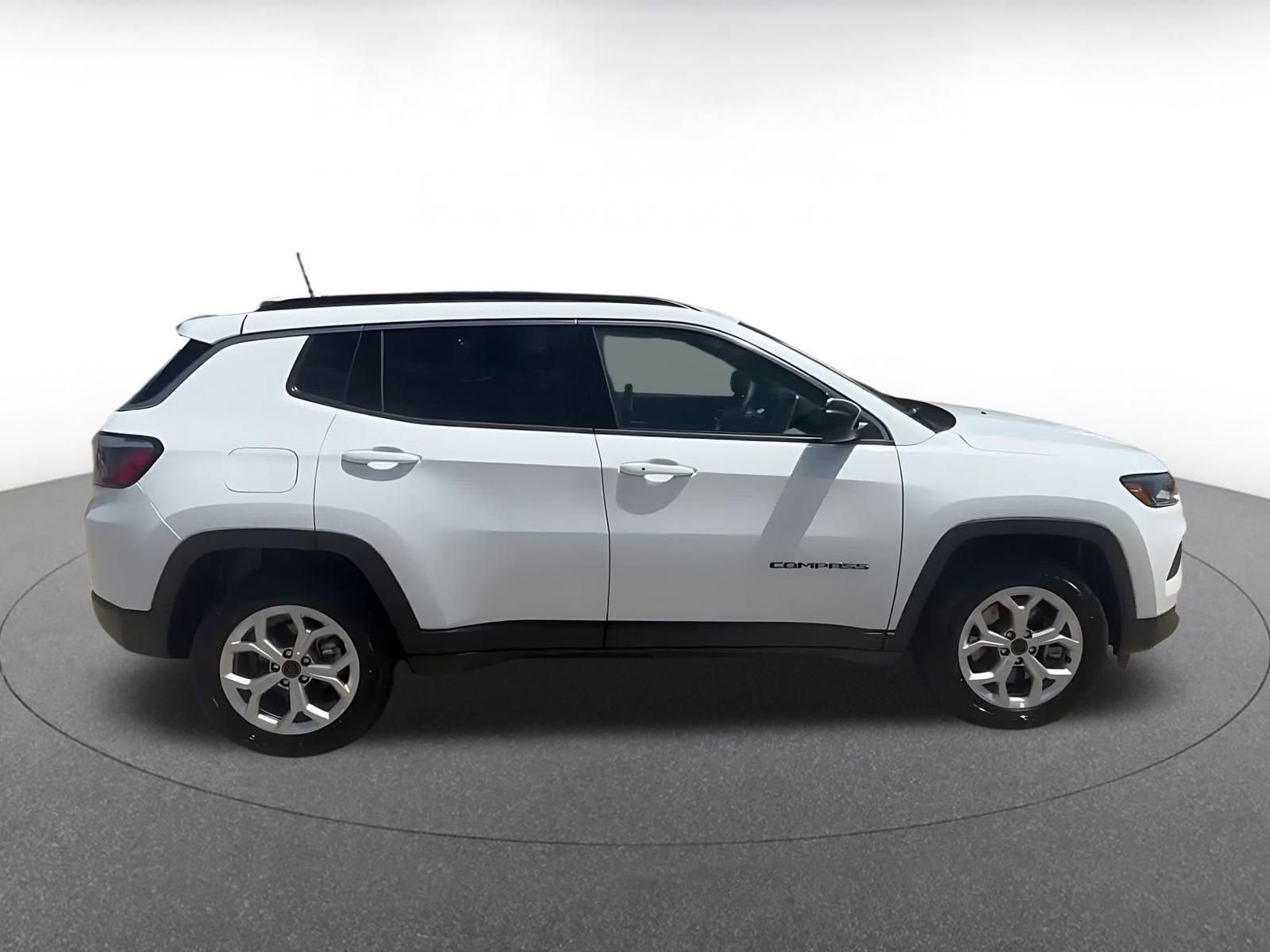 Used 2025 Jeep Compass Latitude image 16