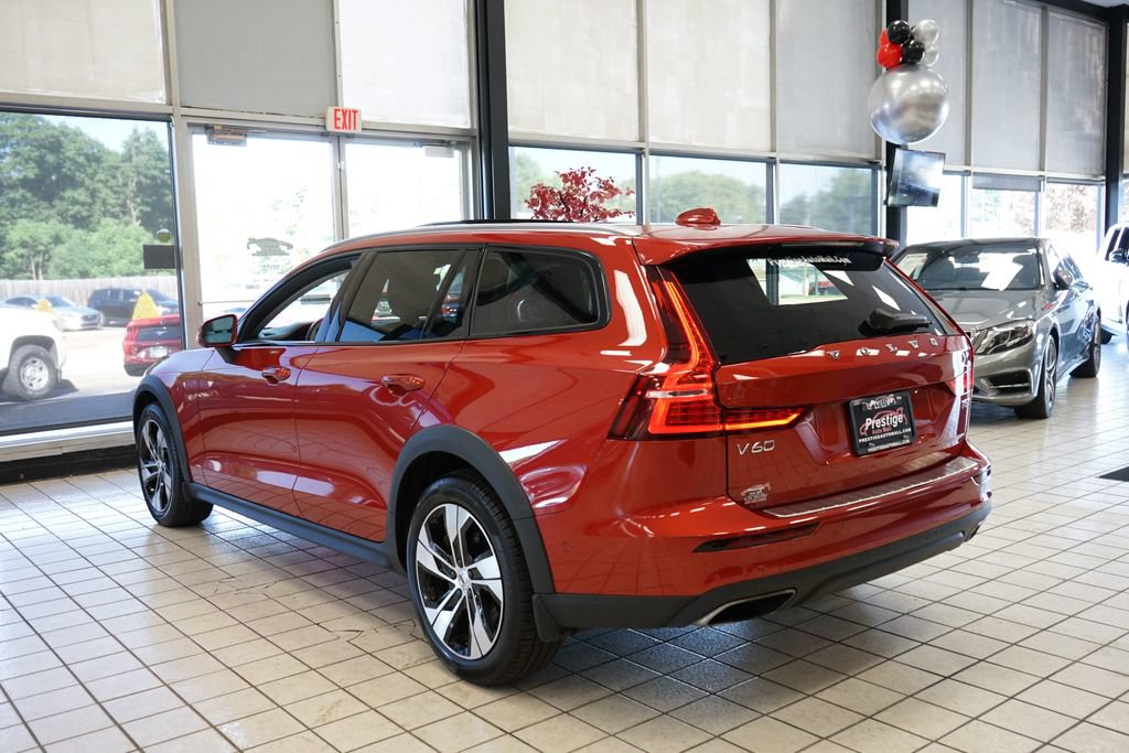 Used 2022 Volvo V60 T5 Cross Country AWD/4WD image 4