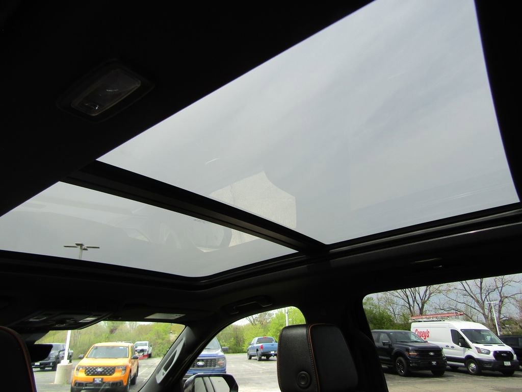 Used 2025 GMC Yukon XL AT4 w/ AT4 Premium Package AWD/4WD image 13