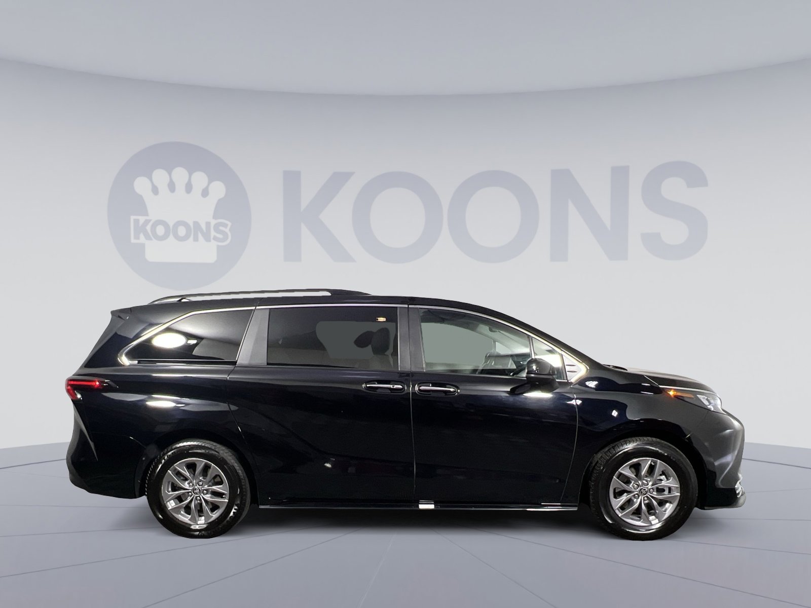 Used 2024 Toyota Sienna XLE image 8