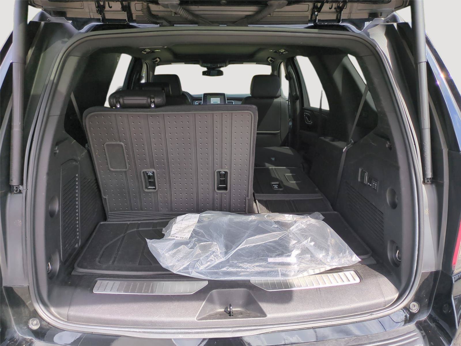 Used 2024 Chevrolet Tahoe Z71 w/ Luxury Package AWD/4WD image 33
