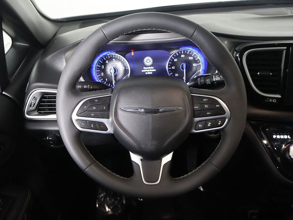 Used 2025 Chrysler Pacifica Select image 45