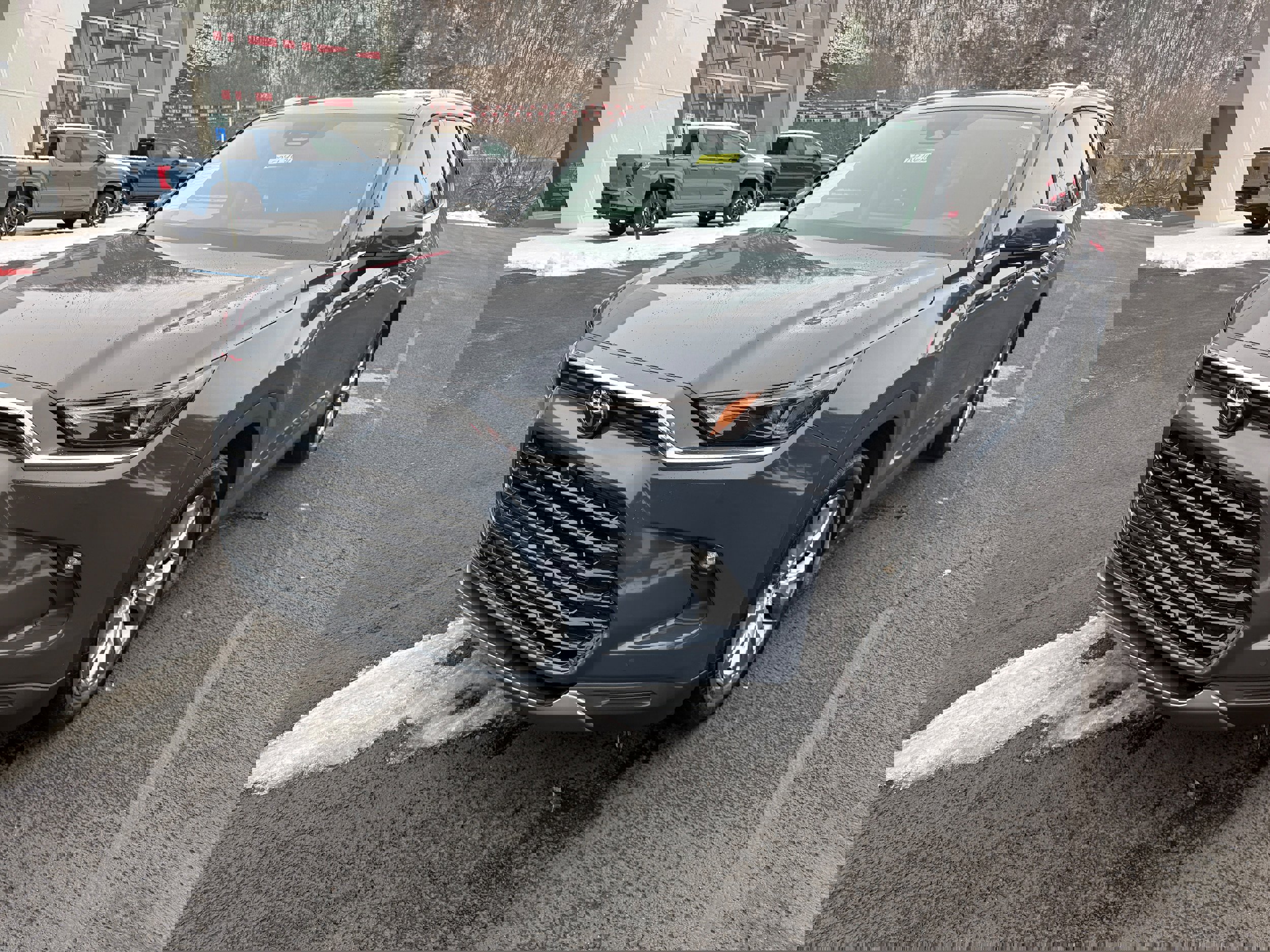 Used 2024 Toyota Grand Highlander image 3