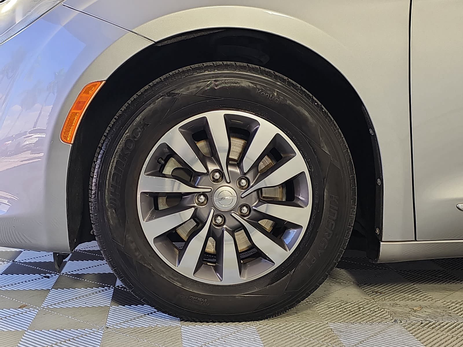 Used 2019 Chrysler Pacifica Touring-L Plus FWD image 10