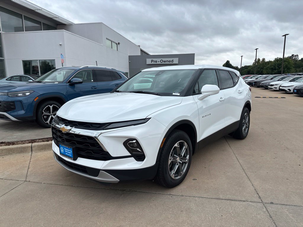 Used 2026 Chevrolet Blazer LT FWD image 1