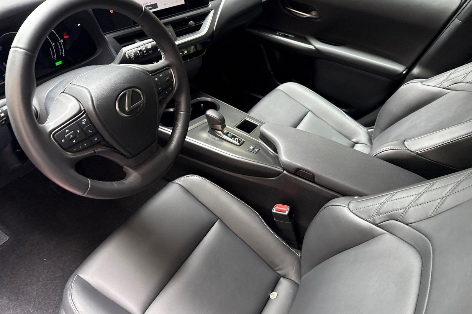 Certified 2025 Lexus UX 300h FWD w/ Accessory Package (Z2) image 4