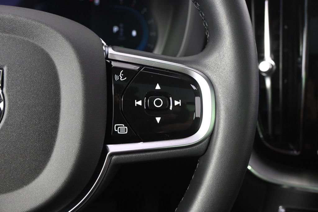 Used 2025 Volvo XC60 B5 Plus image 32