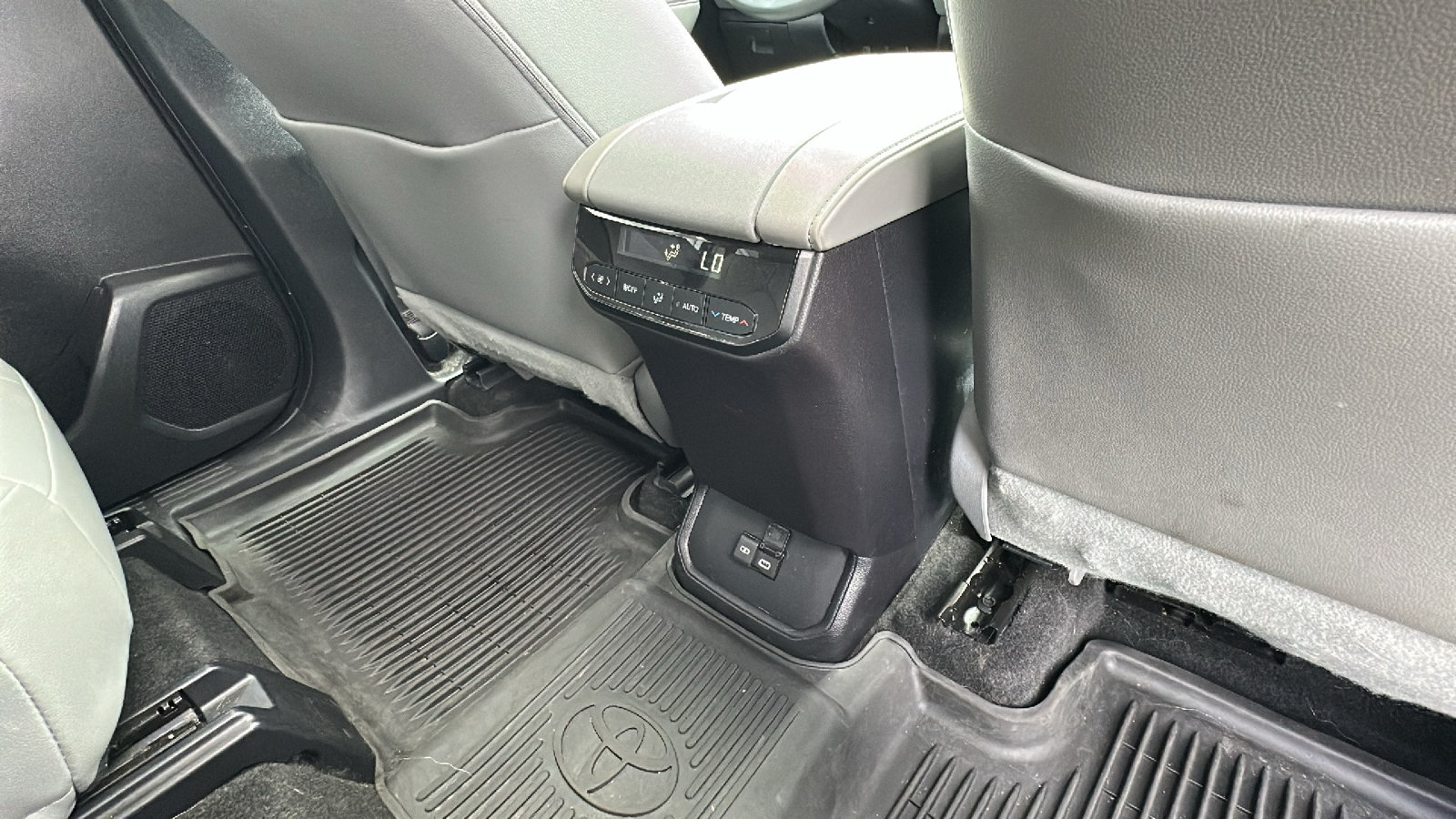 Used 2023 Toyota Highlander XLE FWD image 28