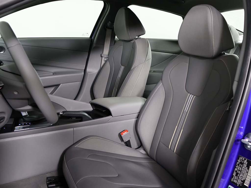 Certified 2025 Hyundai Elantra Sport image 24