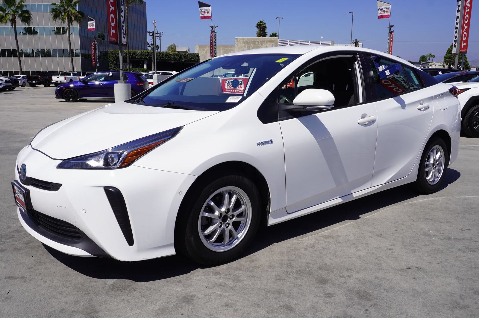 Used 2022 Toyota Prius LE FWD image 4