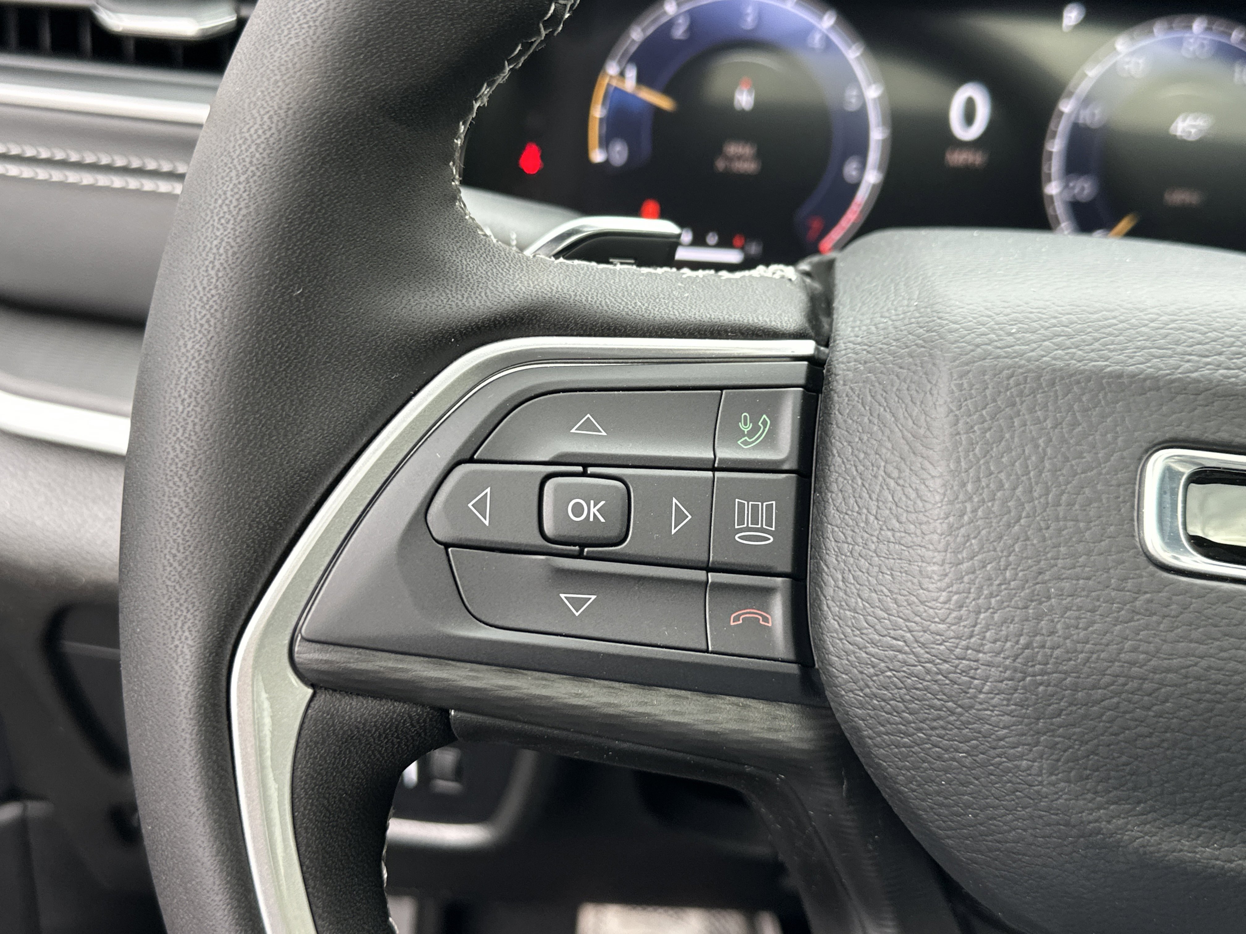 New 2025 Jeep Grand Cherokee Altitude image 9