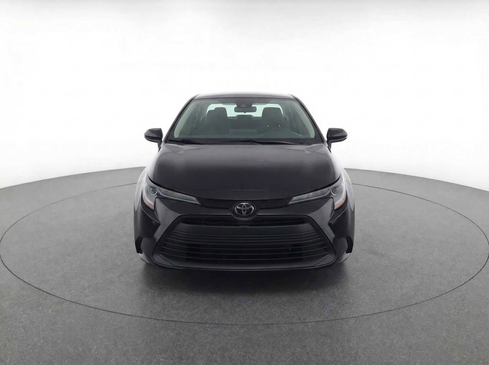 Used 2025 Toyota Corolla LE image 2