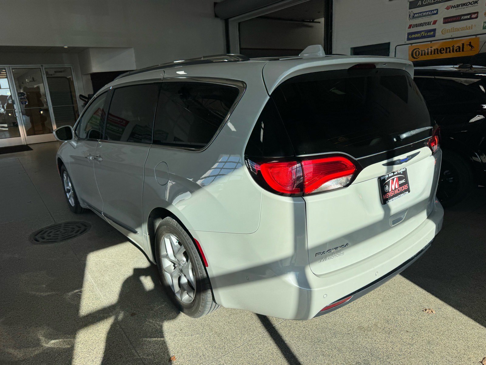 Used 2019 Chrysler Pacifica Touring-L Plus w/ Advanced Safetytec Group FWD image 7