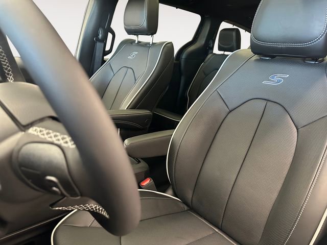 New 2027 Chrysler Pacifica Limited FWD image 9