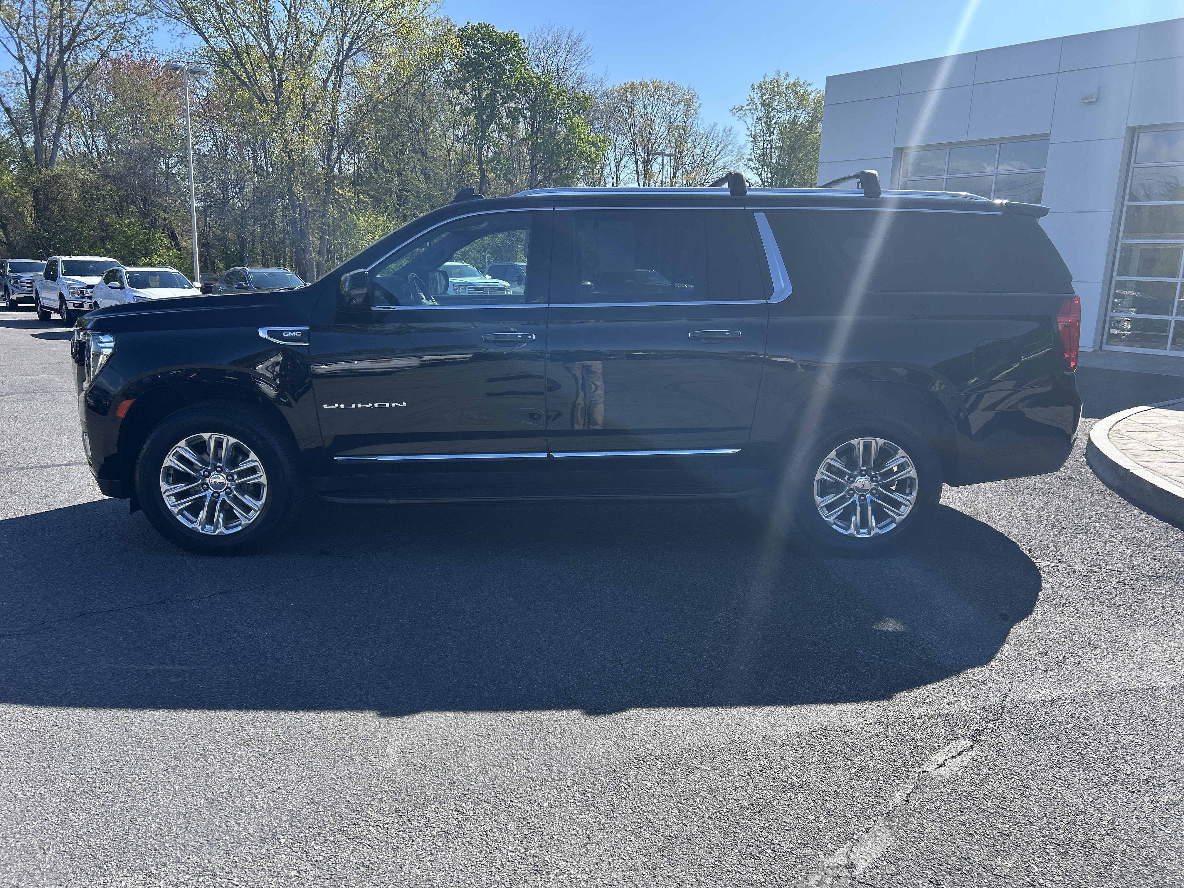 Certified 2021 GMC Yukon XL SLT w/ SLT Premium Package AWD/4WD image 2