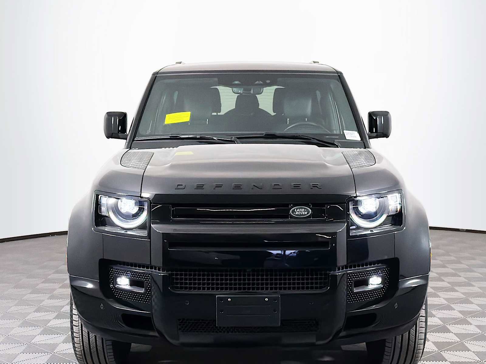 Used 2025 Land Rover Defender 90 X-Dynamic SE image 2
