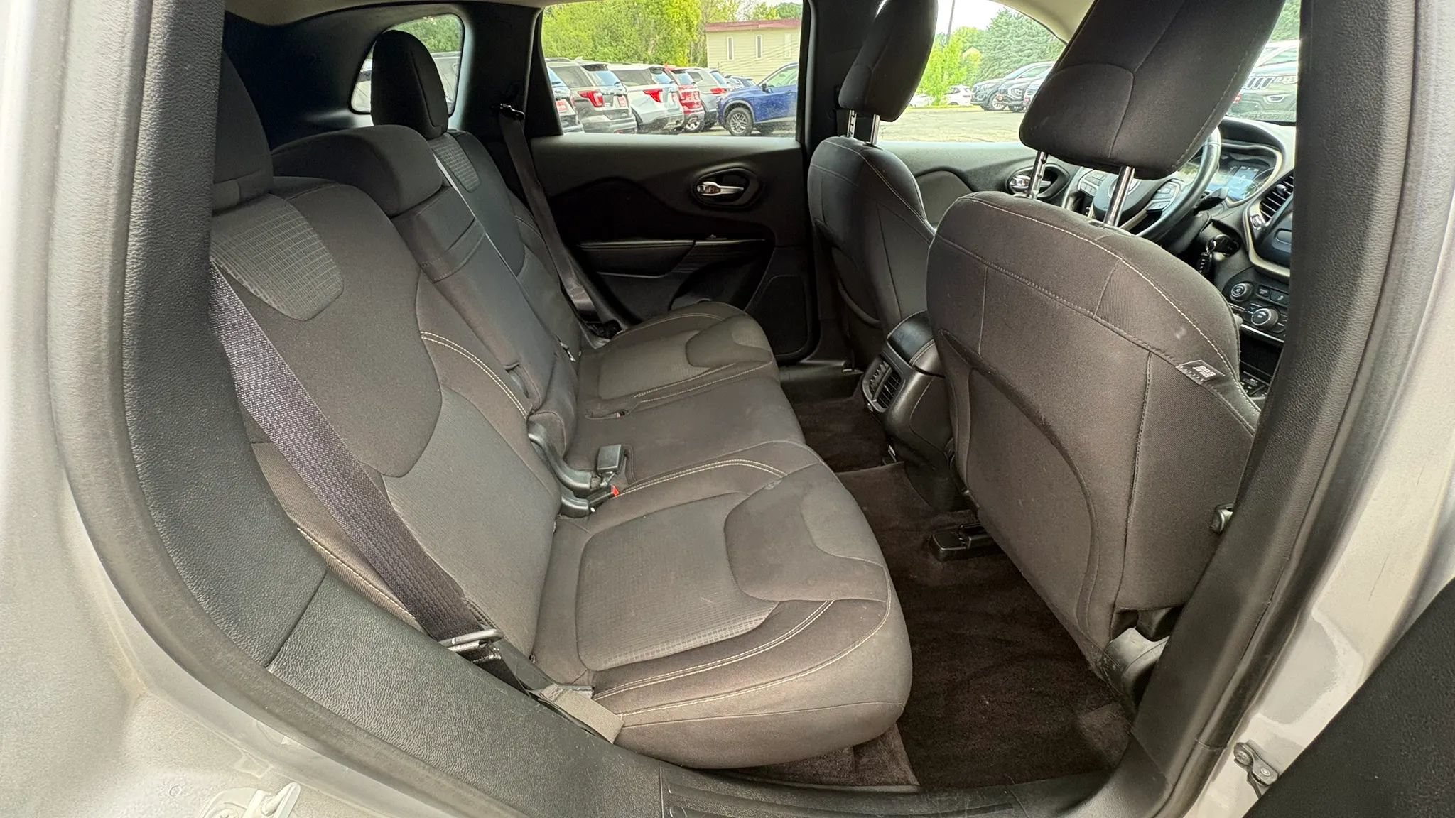 Used 2017 Jeep Cherokee Latitude AWD/4WD image 26