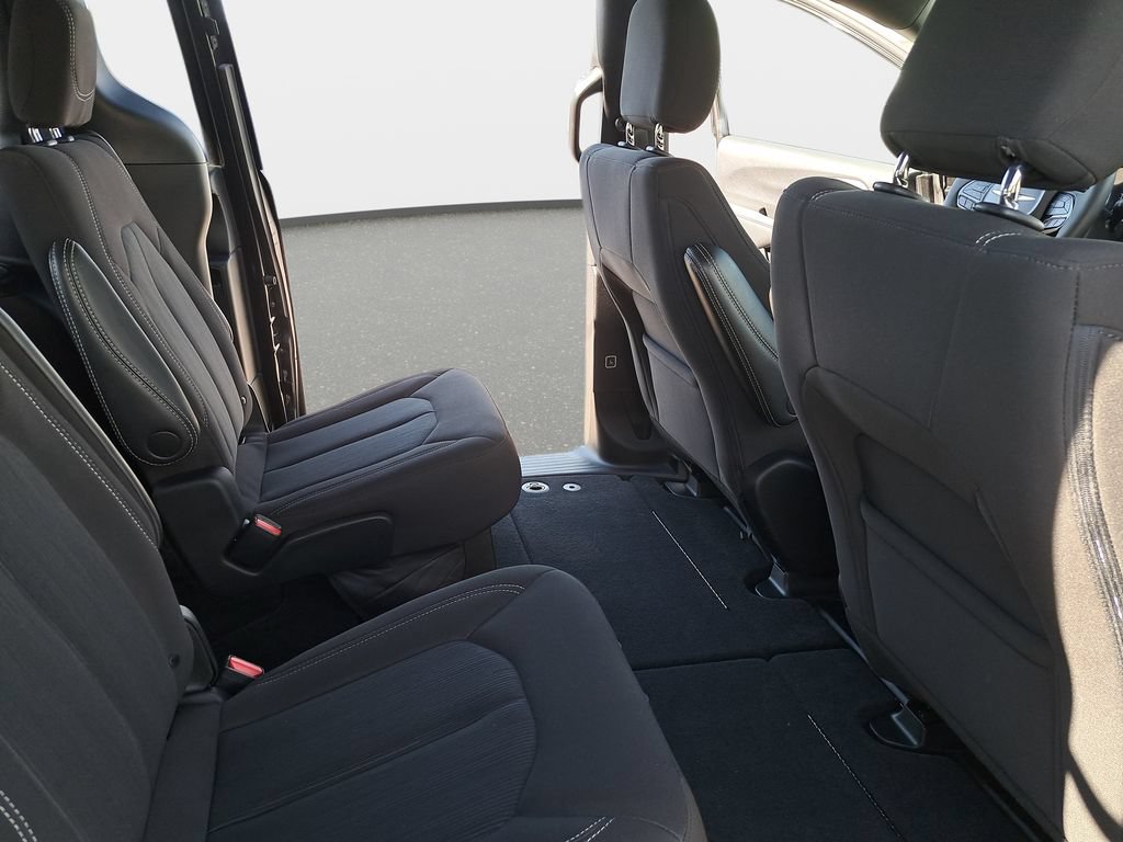 Used 2023 Chrysler Pacifica Touring FWD image 12