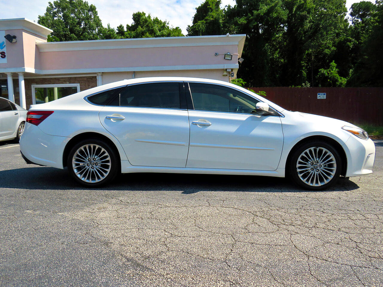 Used 2017 Toyota Avalon Limited image 6