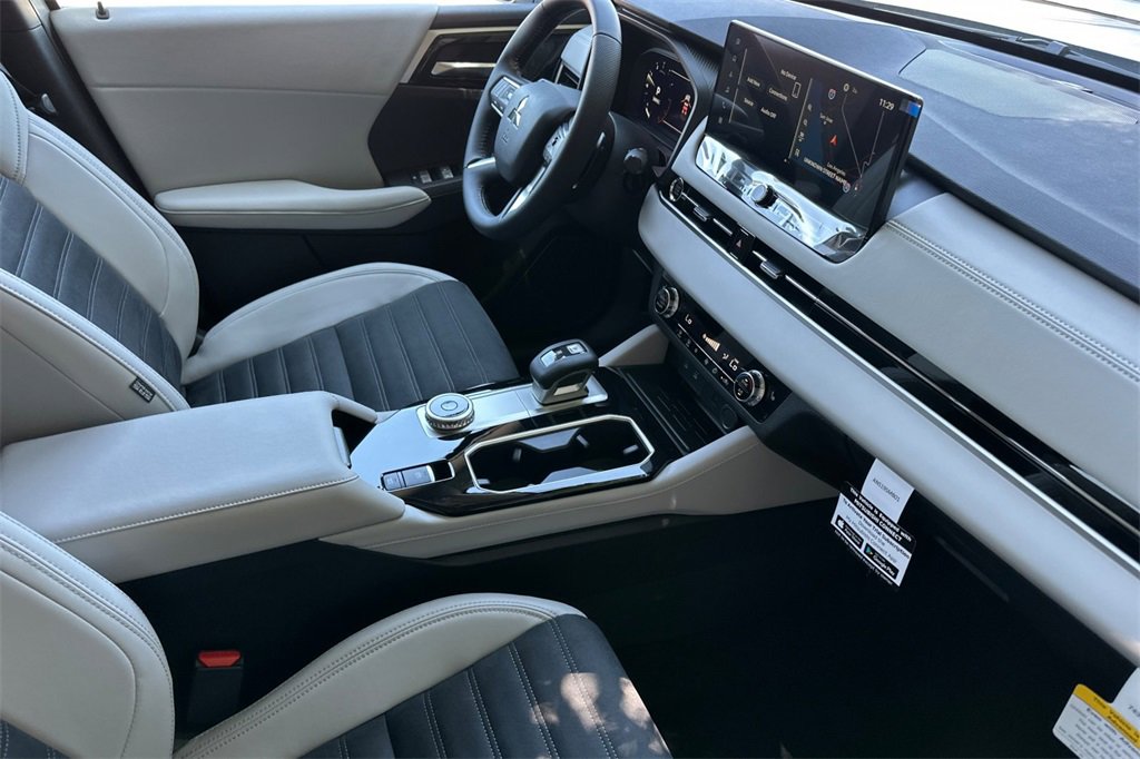New 2025 Mitsubishi Outlander SE image 17