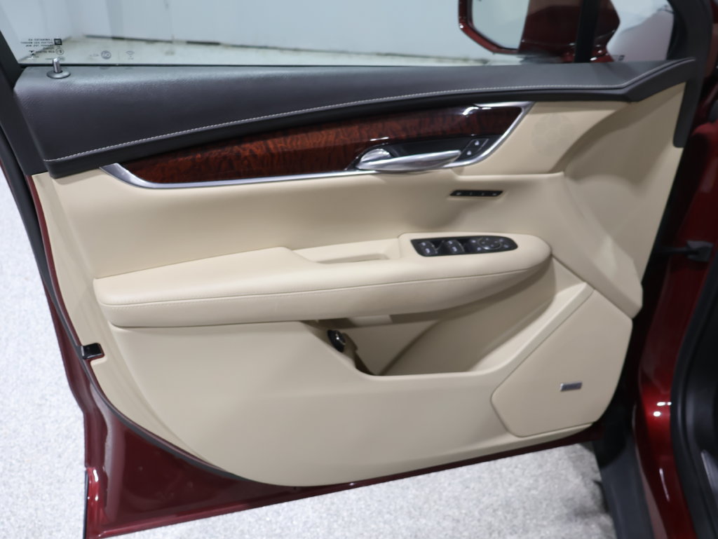 Used 2018 Cadillac XT5 Luxury w/ Driver Awareness Package AWD/4WD image 13