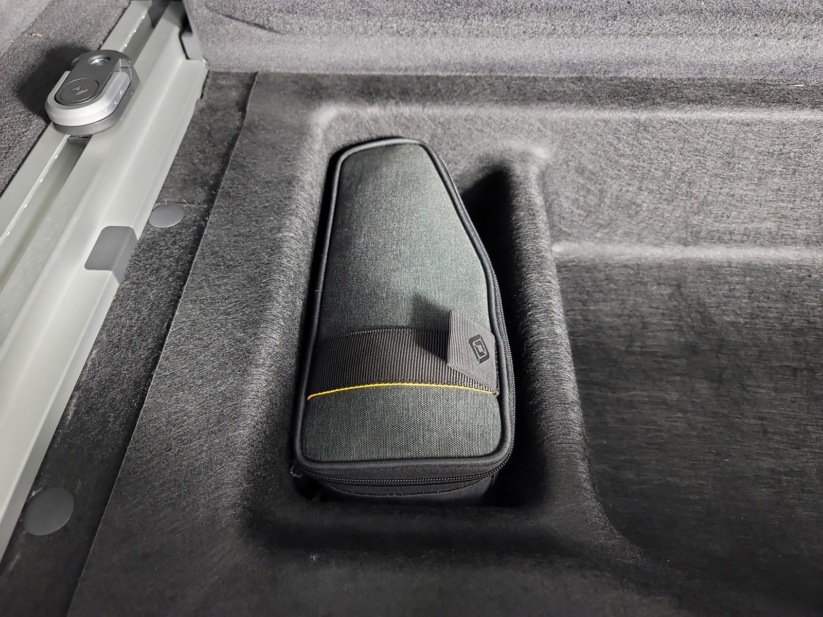 Used 2024 Rivian R1S Adventure image 34