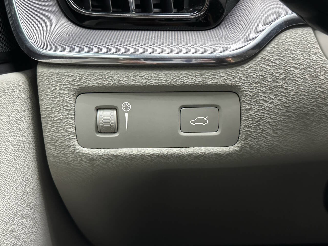 Used 2019 Volvo XC60 T5 Inscription w/ Protection Package Premier image 25