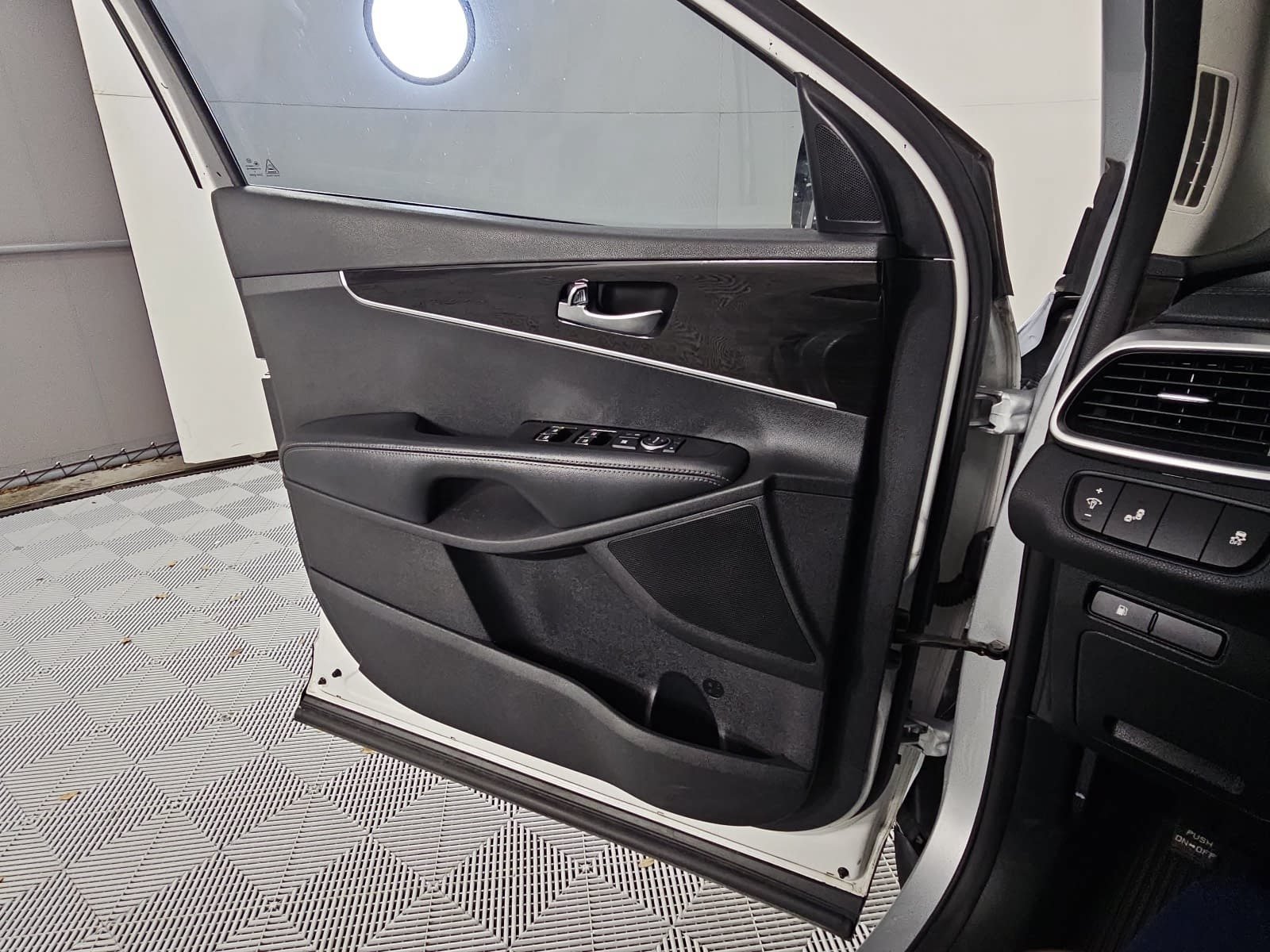 Used 2020 Kia Sorento LX FWD image 24