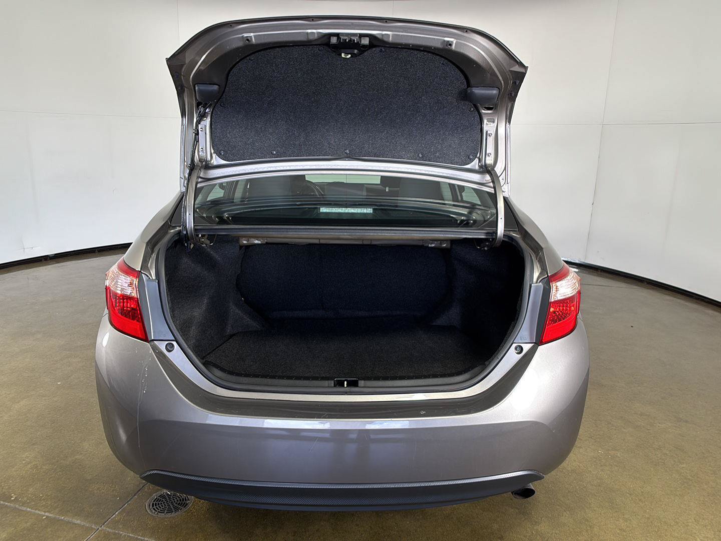 Used 2018 Toyota Corolla LE FWD image 18