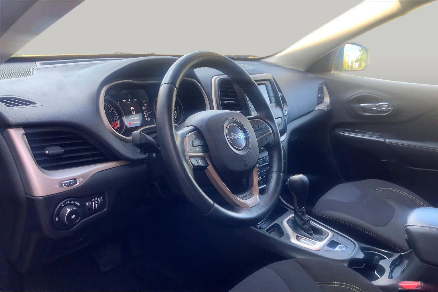 Used 2015 Jeep Cherokee Latitude FWD image 16