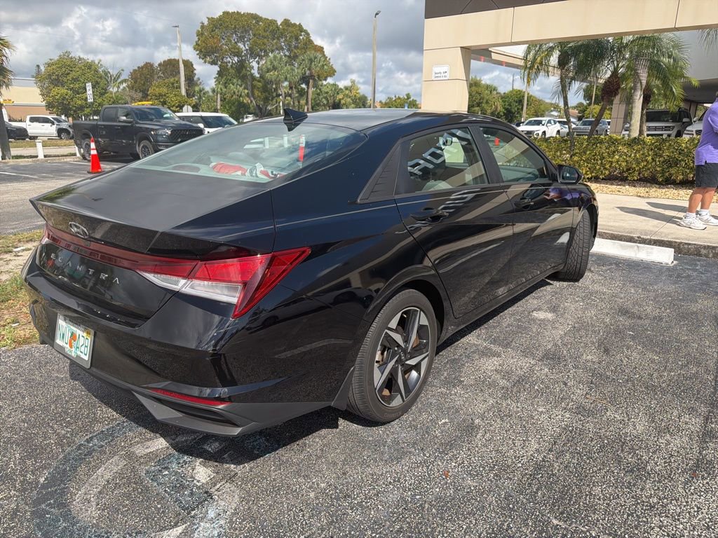 Certified 2023 Hyundai Elantra SEL w/ Convenience Package image 3