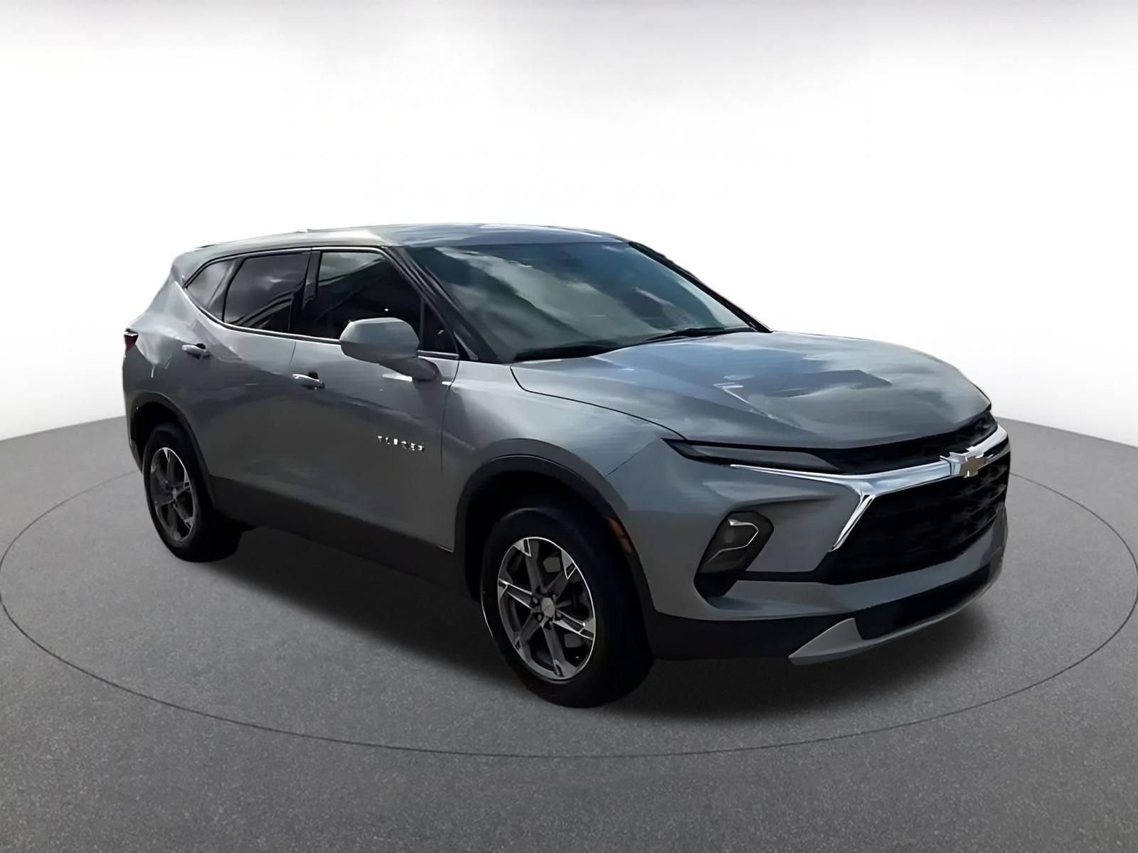 Used 2026 Chevrolet Blazer LT FWD image 2