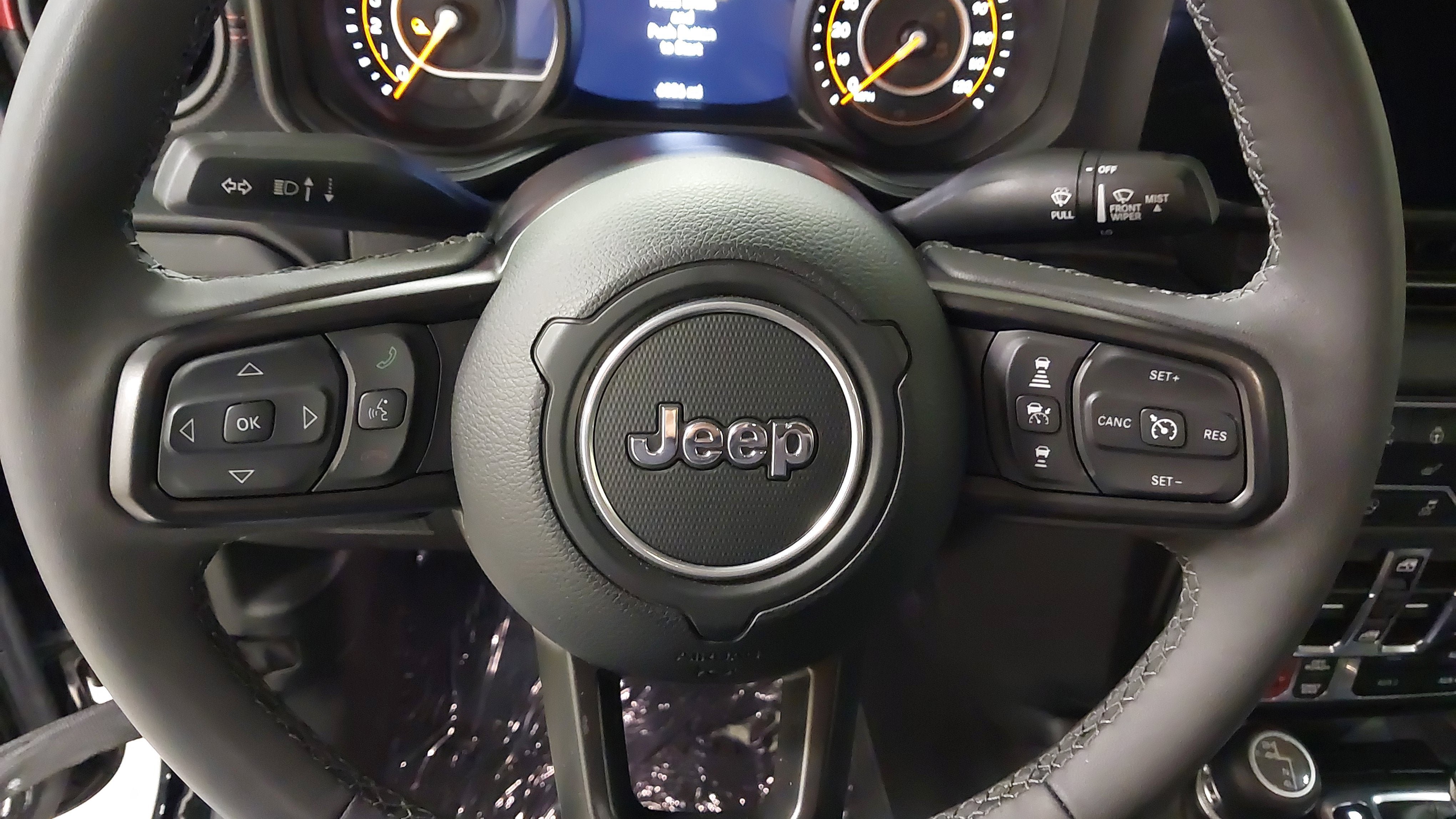 Used 2025 Jeep Gladiator Rubicon w/ Dual Top Group AWD/4WD image 34
