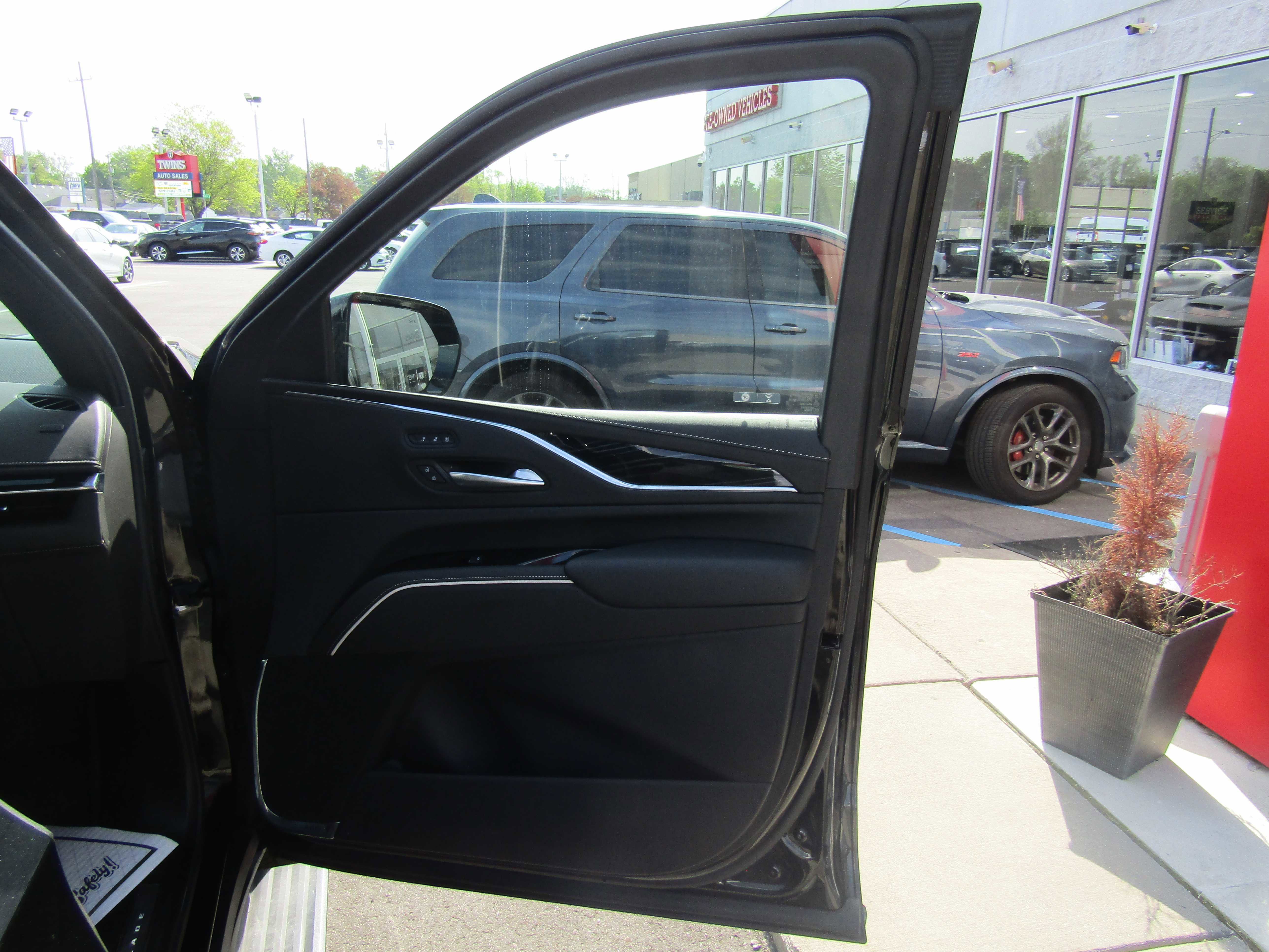 Used 2024 Cadillac Escalade Sport w/ LPO, ONYX Package AWD/4WD image 15