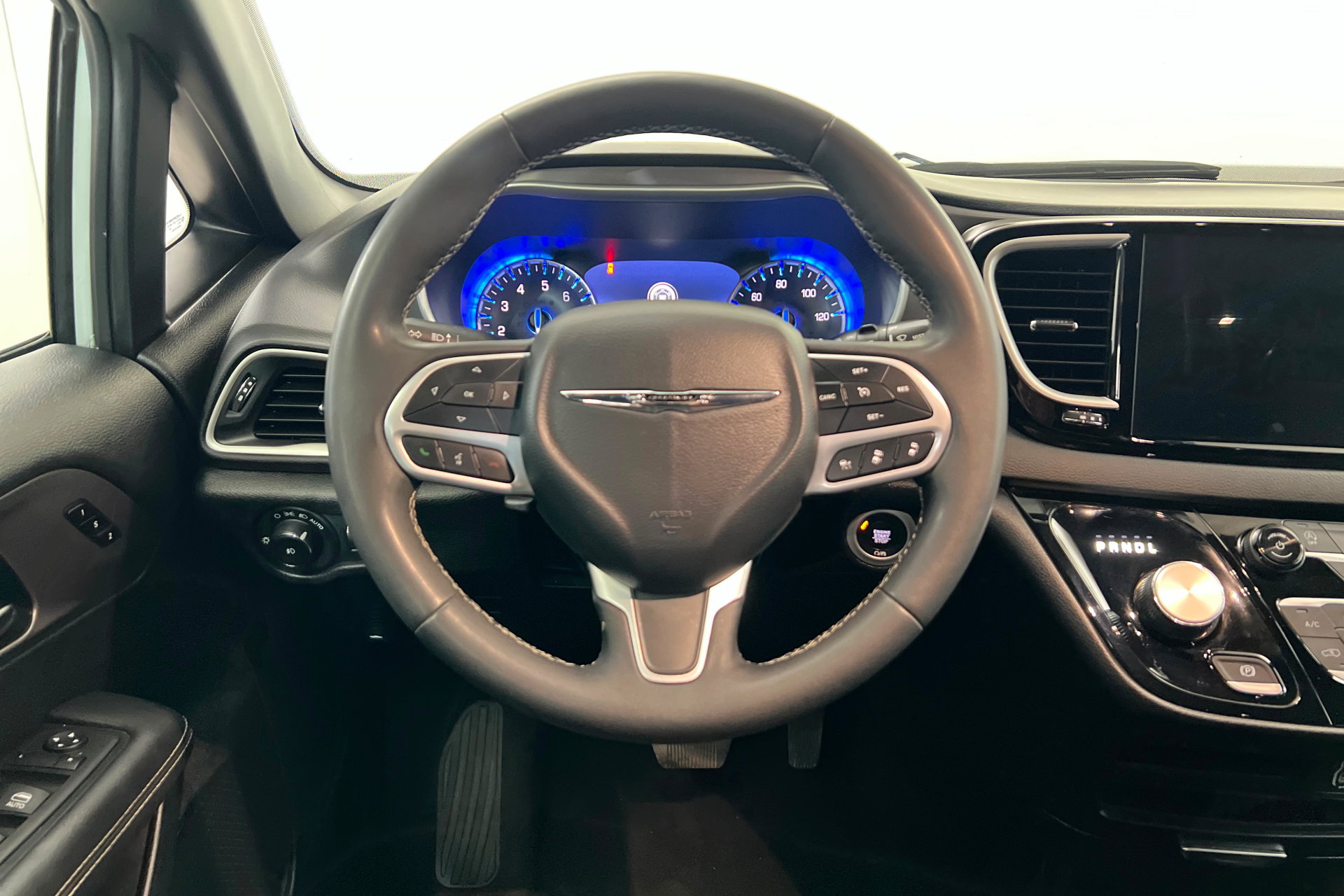 Certified 2025 Chrysler Pacifica Select FWD image 12