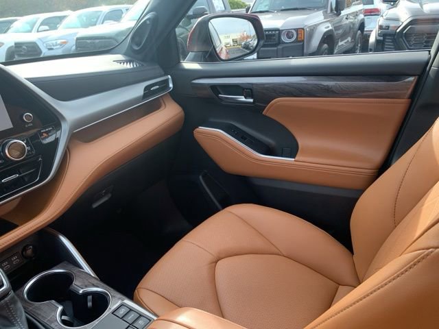 Used 2024 Toyota Highlander Platinum image 17