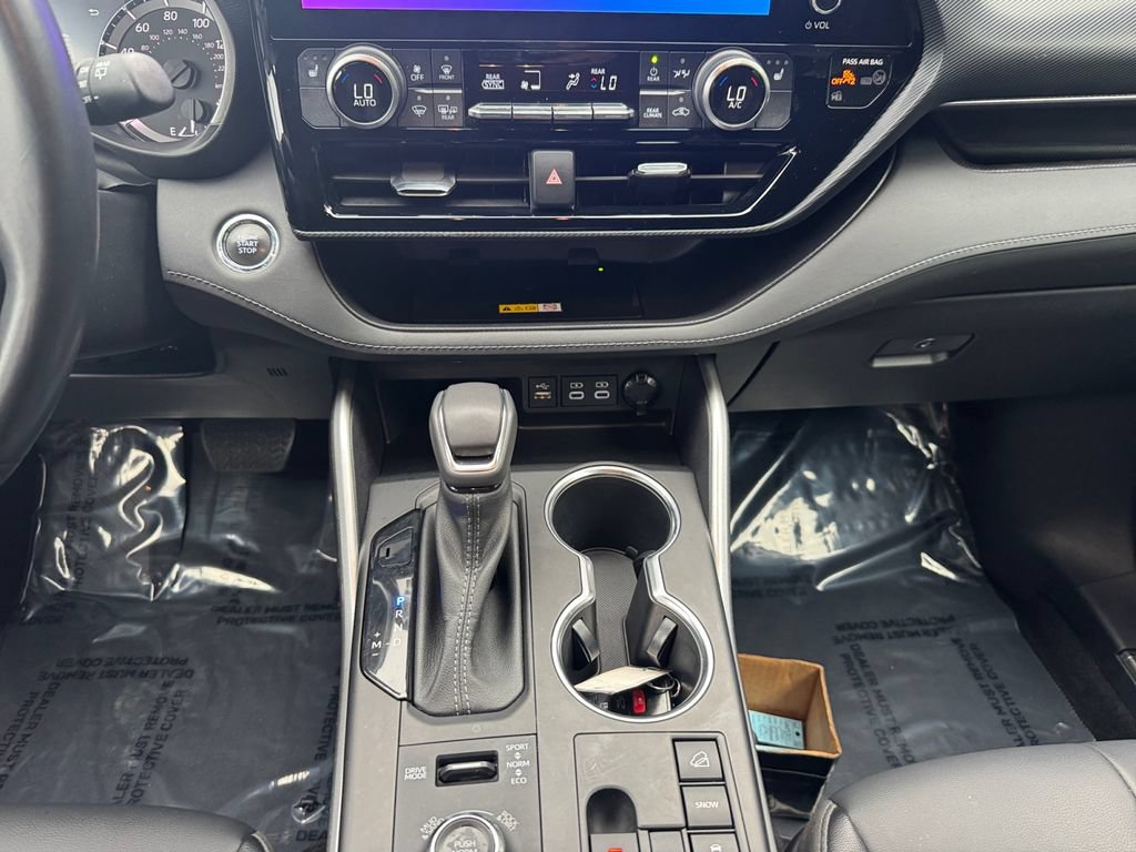 Used 2023 Toyota Highlander XSE AWD/4WD image 11