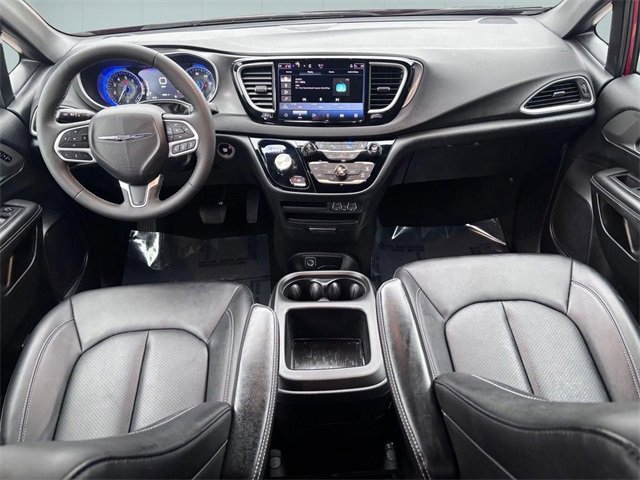 Used 2025 Chrysler Pacifica Select image 25
