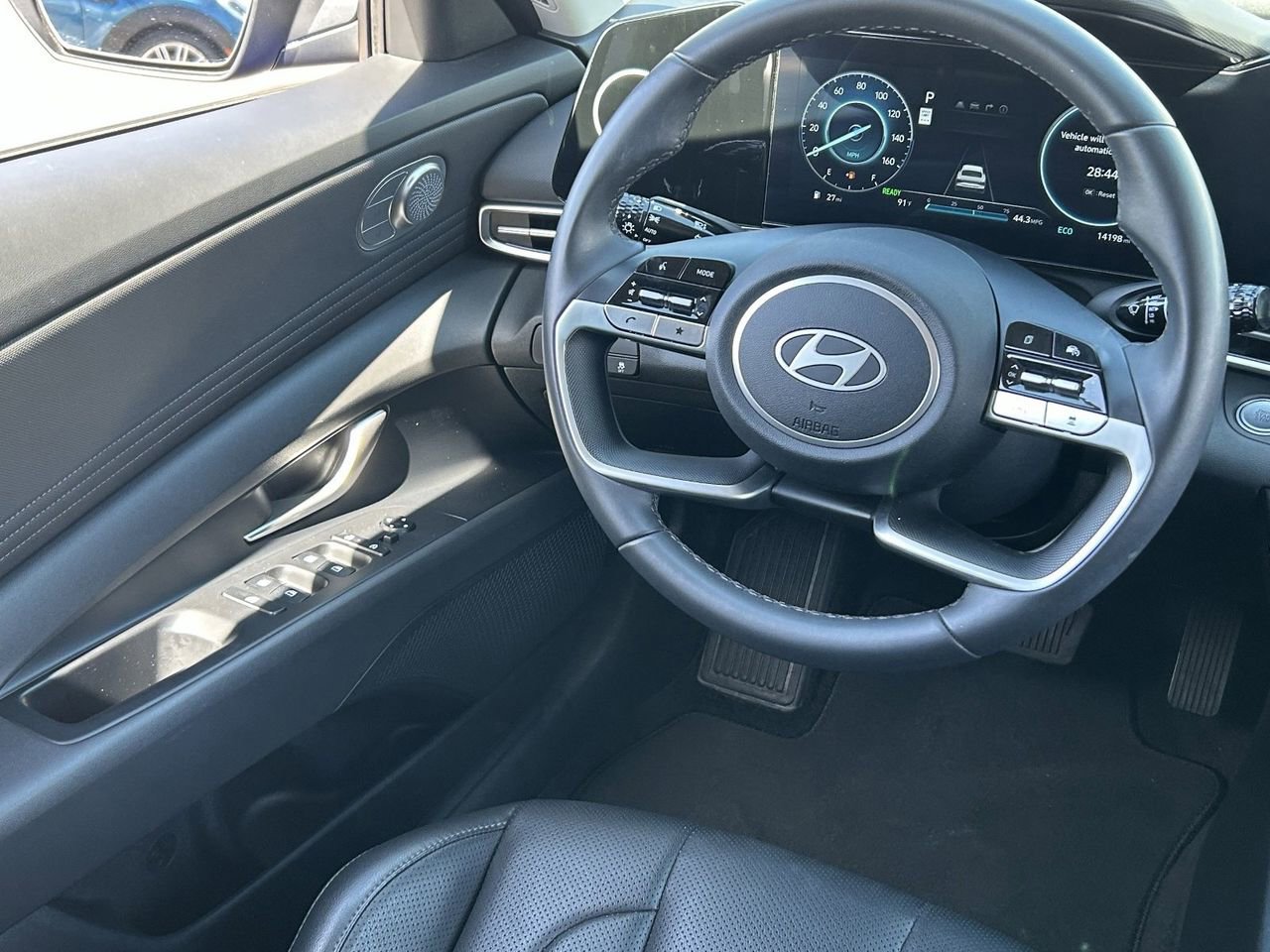 Used 2025 Hyundai Elantra Limited FWD image 16