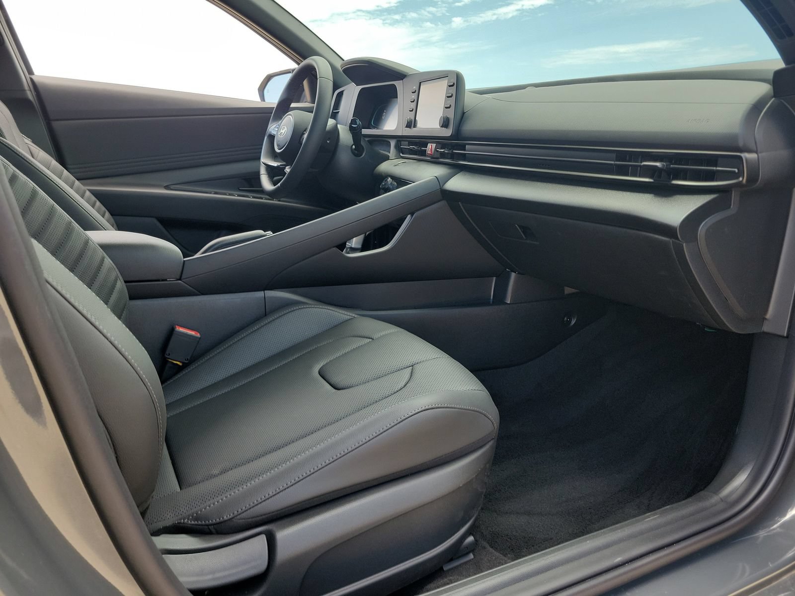New 2026 Hyundai Elantra SEL Sport FWD image 17