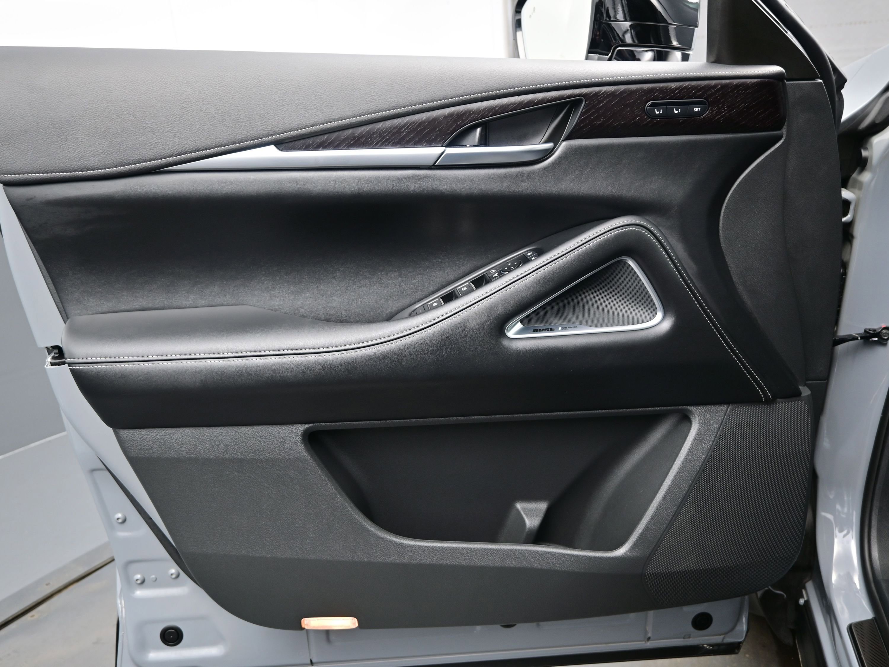 Used 2025 INFINITI QX60 Sensory w/ Vision Package image 9