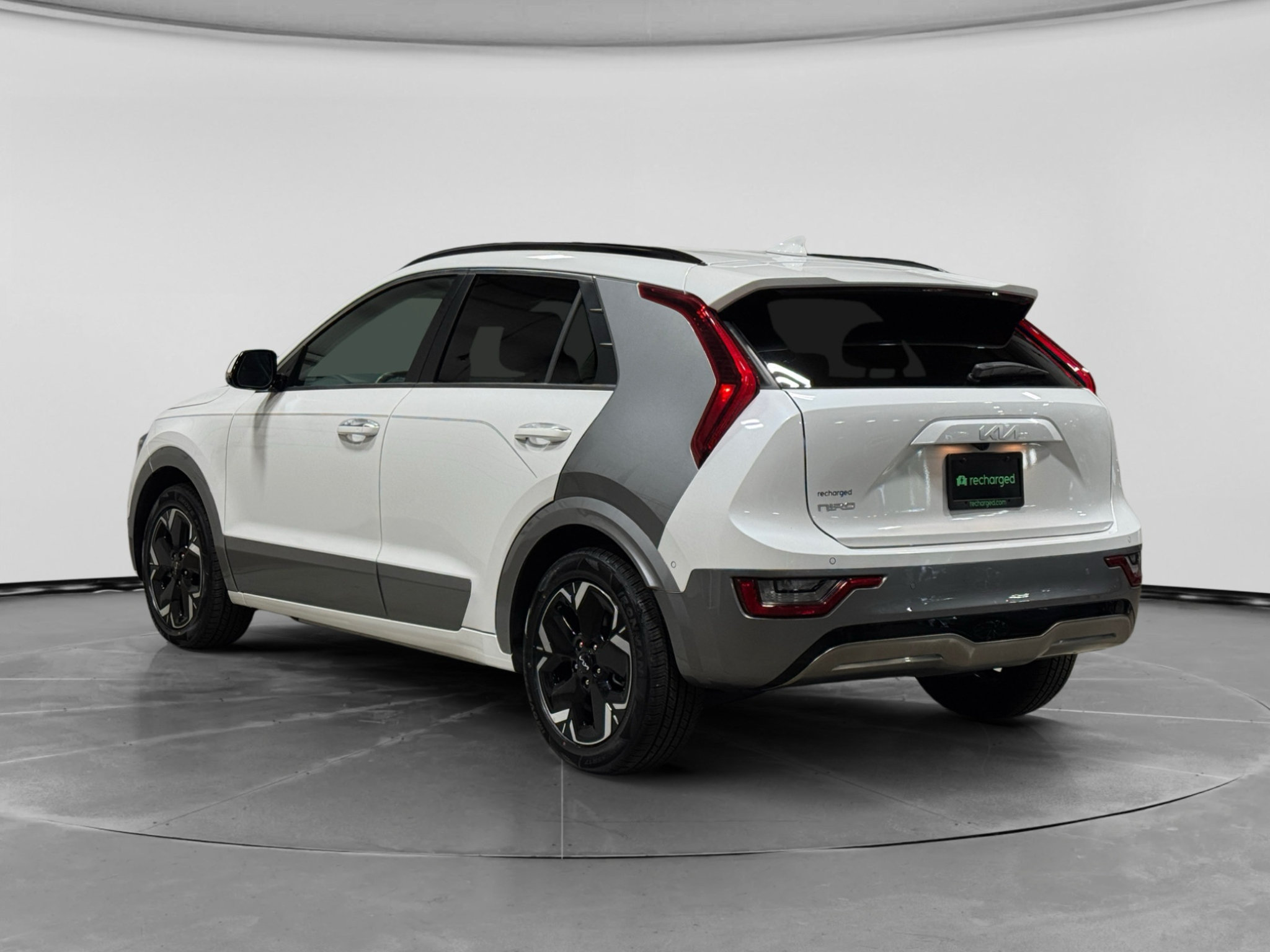 Used 2023 Kia Niro Wave w/ Wave Preserve Package FWD image 2