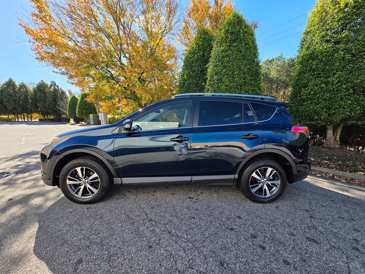 Used 2018 Toyota RAV4 XLE w/ Plus Extra Value Package AWD/4WD image 2