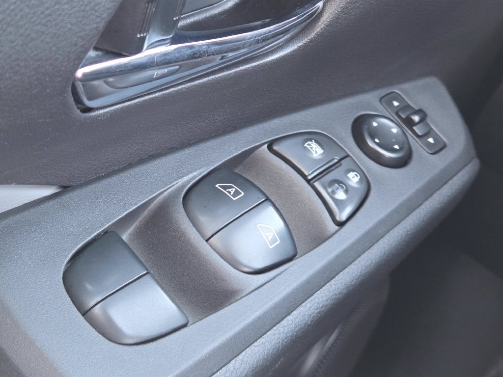 Used 2021 Nissan Kicks SR w/ SR Premium Package FWD image 10