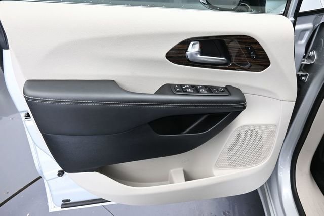 Used 2024 Chrysler Pacifica Limited FWD image 28