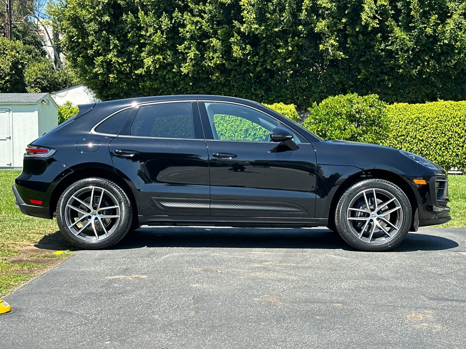 Certified 2025 Porsche Macan AWD/4WD image 9
