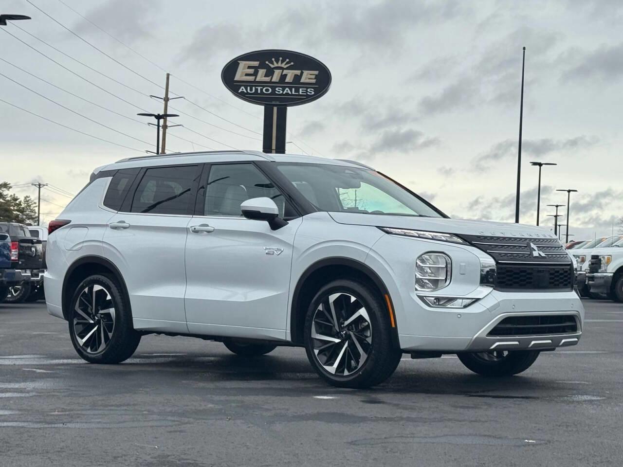 Used 2023 Mitsubishi Outlander SEL image 1